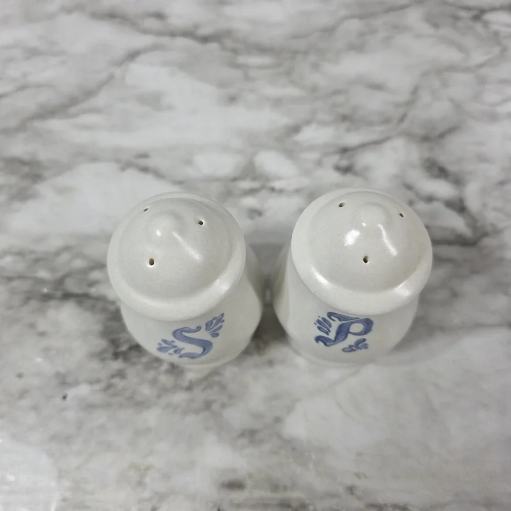 Vintage Pfaltzgraff Yorktowne Salt and Pepper Shaker Set, With Stoppers EUC
